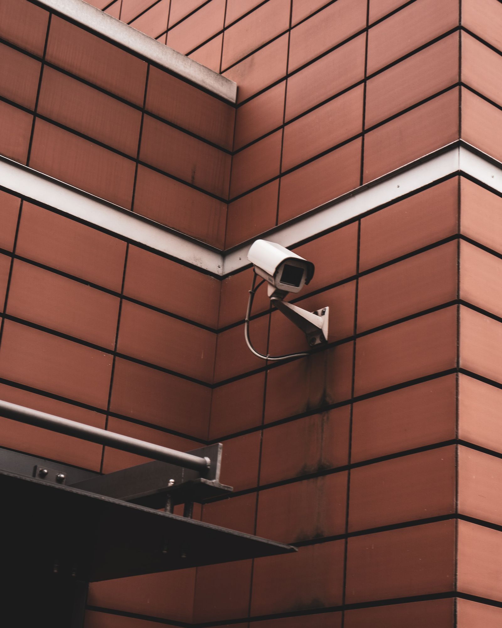 Cámara de videovigilancia instalada en la fachada de un edificio